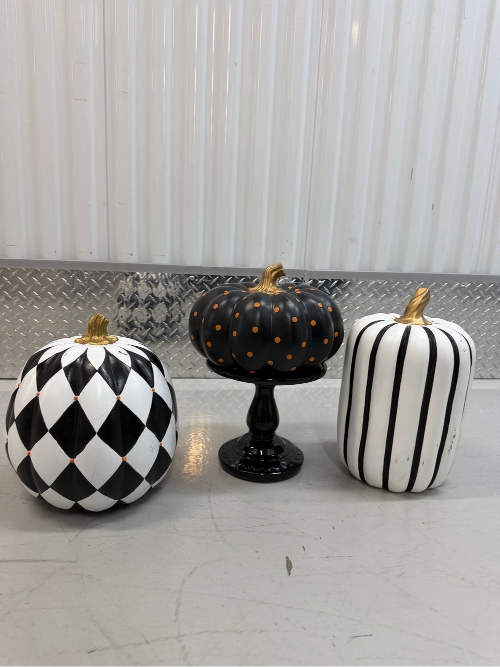Grandinroad Holiday Decor Halloween/Thanksgiving. 3 Pumpkins with 1 stand.